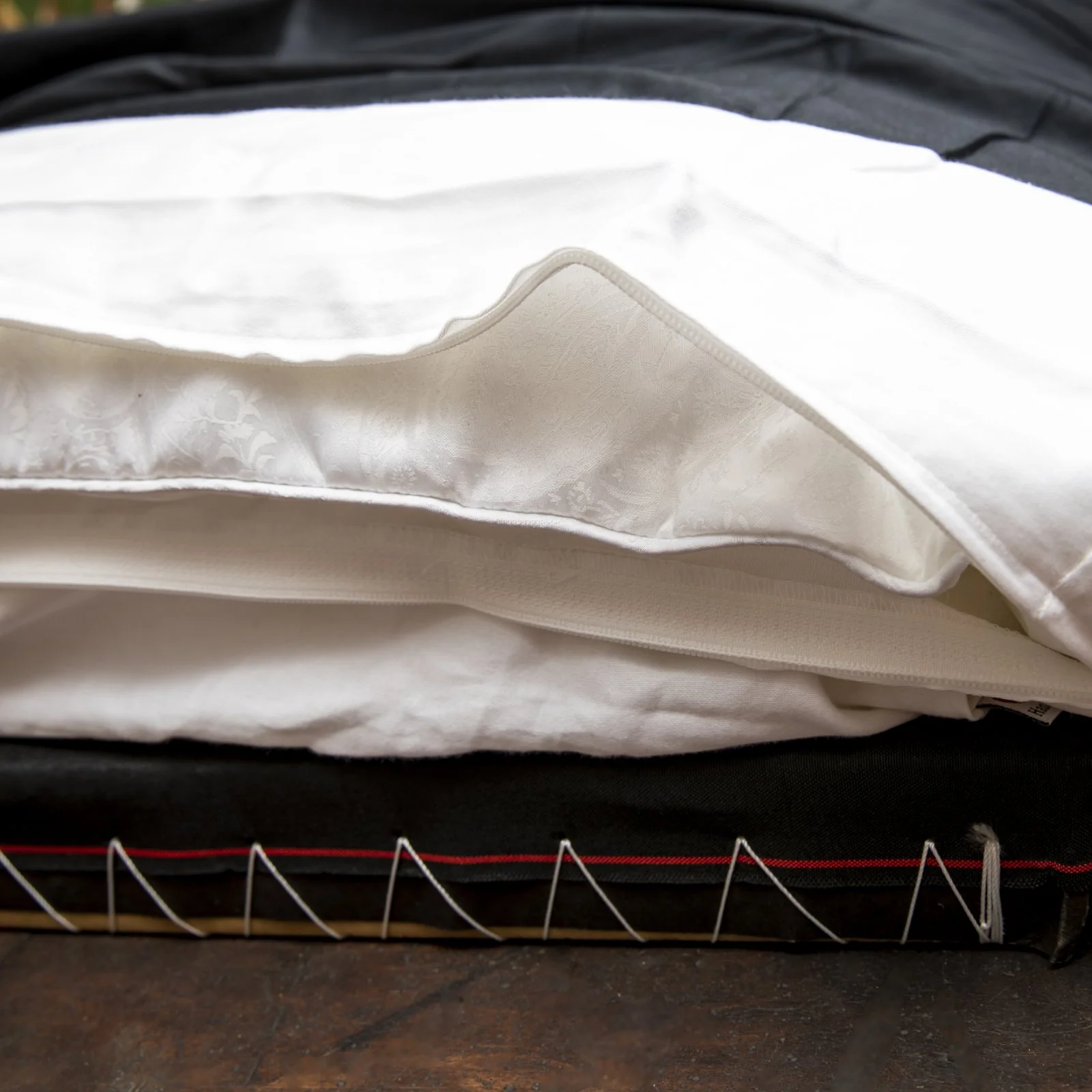 J-Life Black Ultra Sateen Custom Kakefuton with Removable Cover - Image 11